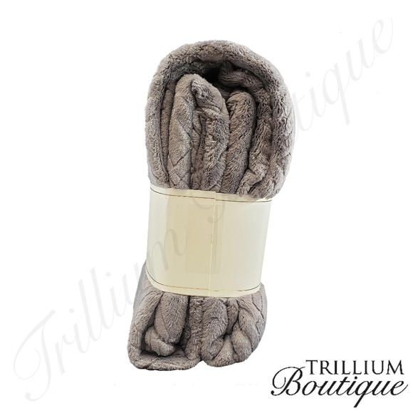 BUNDLE Amari Throw, Lemon Mittens, Surell Earmuffs - Picture 4 of 14